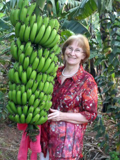 Christa Gromotka vor einer Bananenstaude