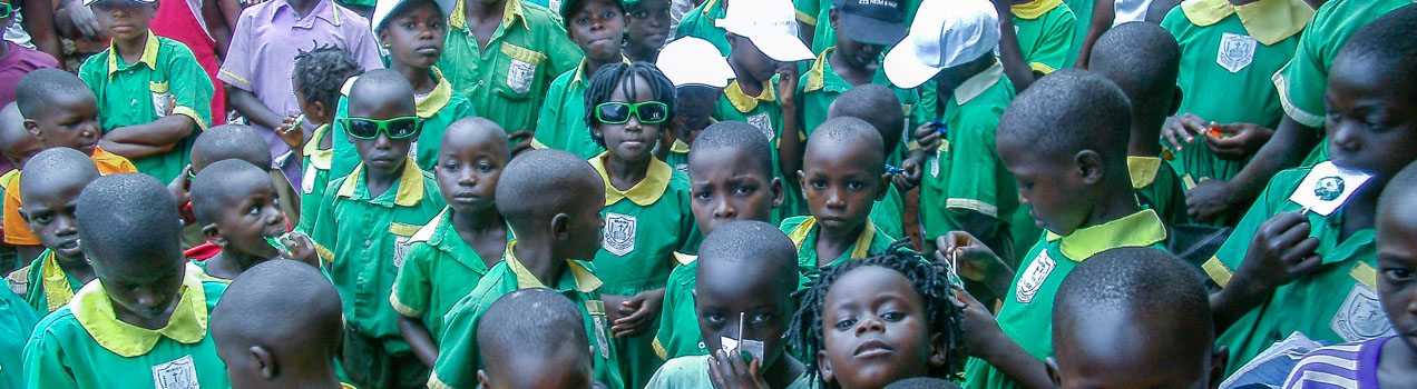 Schulkinder der Mukisa Parent School in ihren grünen Schuluniformen