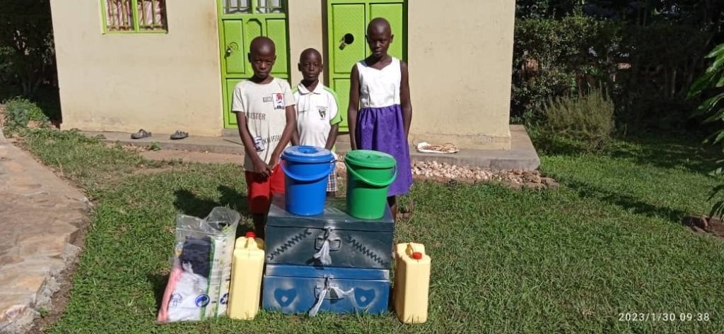 Internatskinder mit Wasserkanistern, Eimern und Kleiderboxen zum Schulbeginn