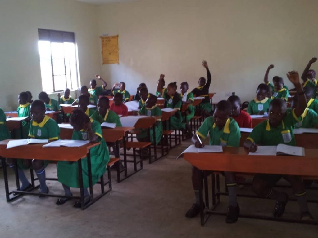 Schülerinnen und Schüler im neuen Klassenzimmer