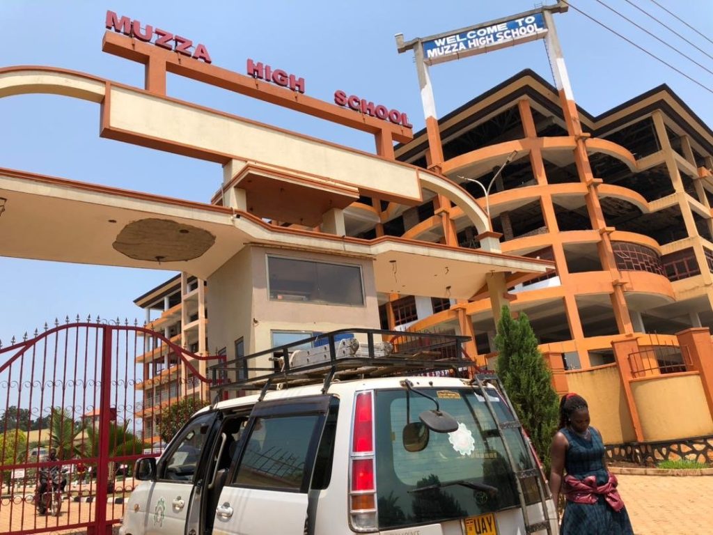 Der Eingang der Muzza High School