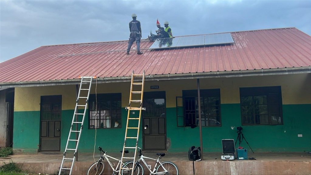 Solarmodule auf dem Dach der neuen Mukisa