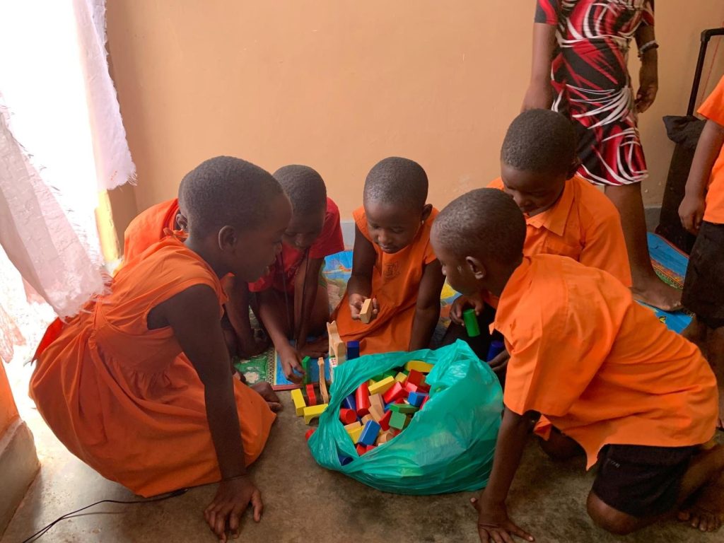 Kinder spielen mit den Bauklötzen aus Deutschland