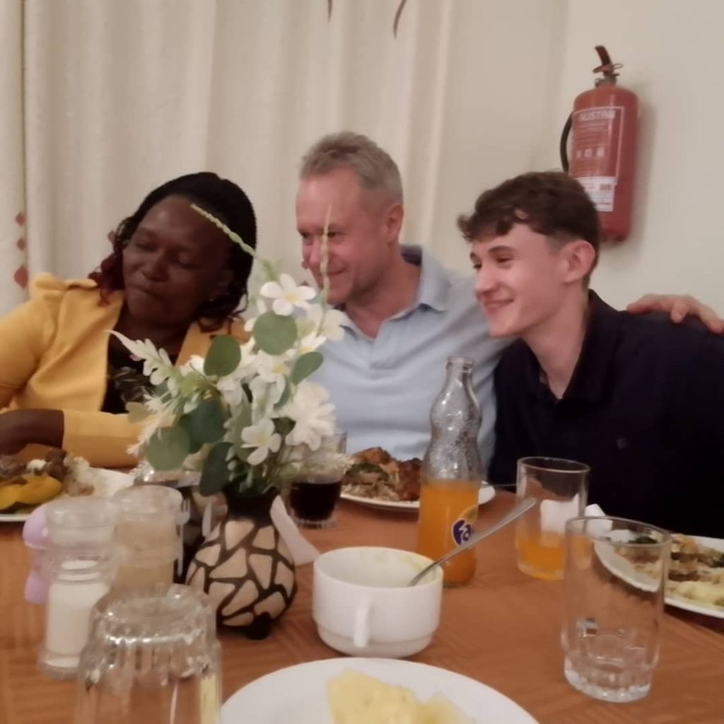 Schulleiterin Annet mit Roman und Raphael beim Abendessen