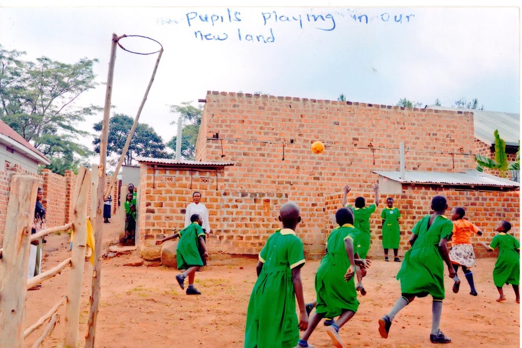 Kinder spielen auf dem neuen Pausenhof