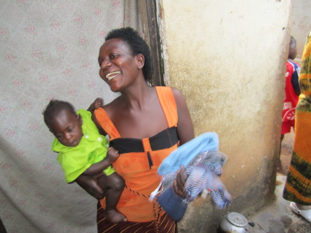 Lachende Mutter mit ihrem Baby
