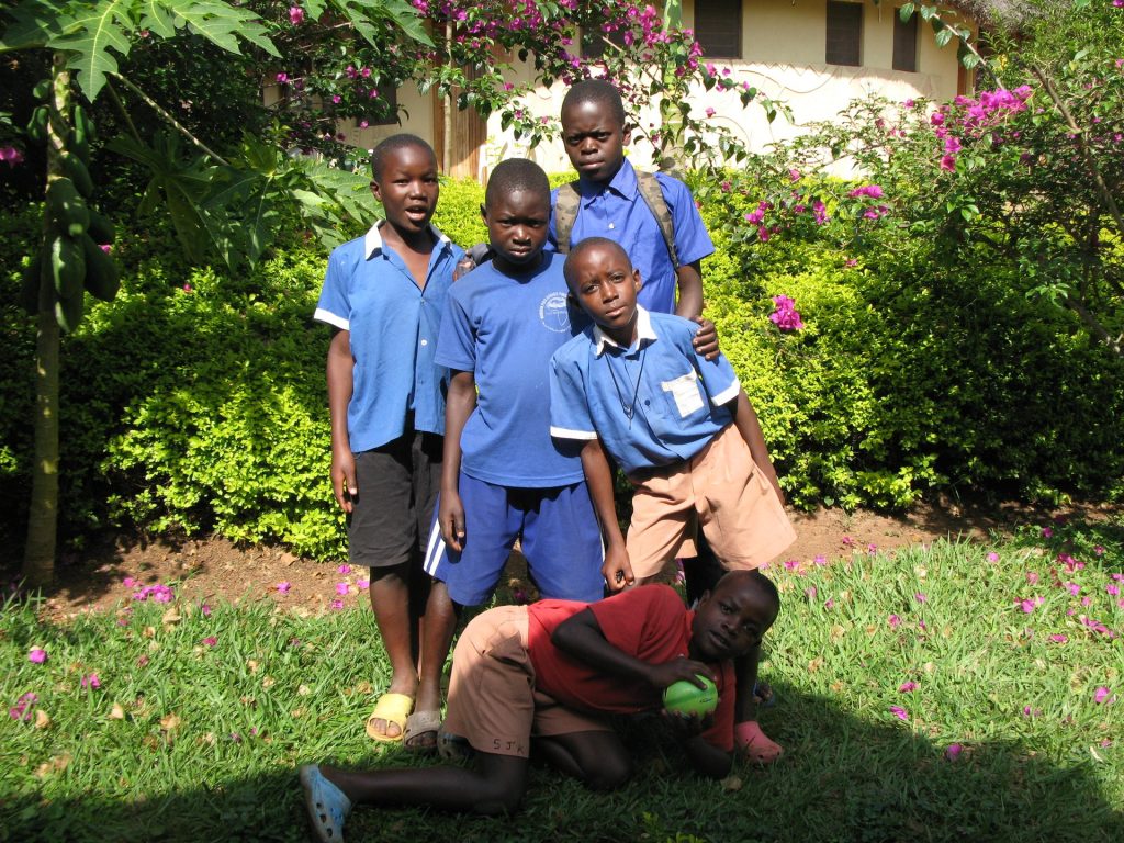 Schulkinder in blauen Uniformen im Garten