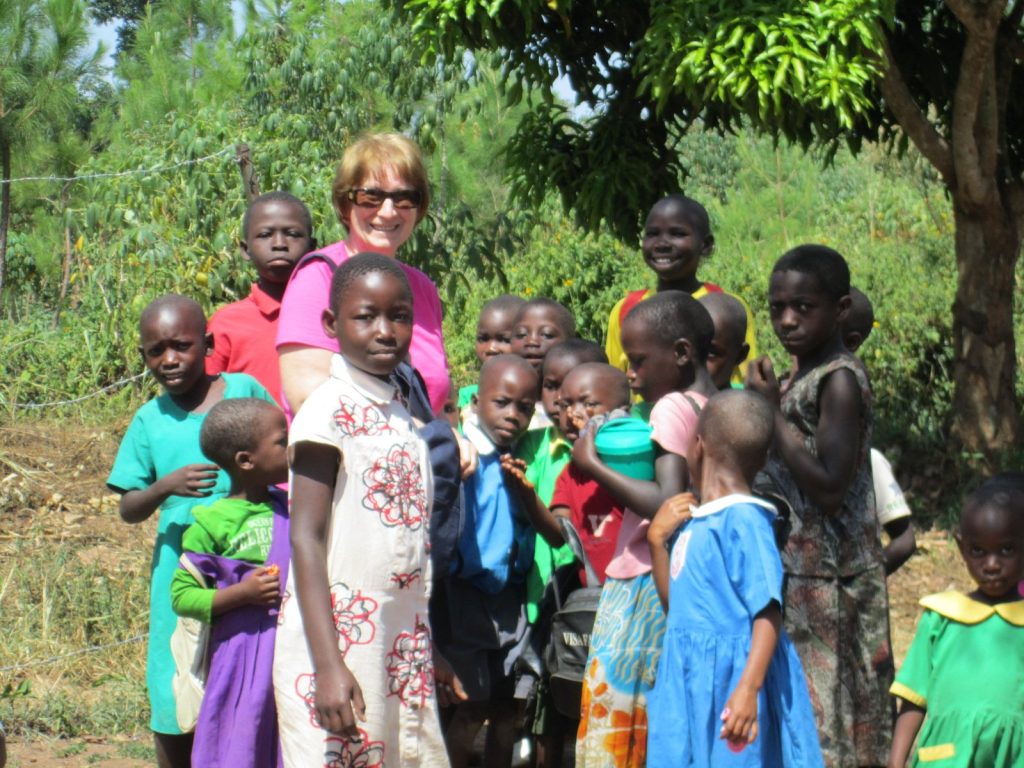 Kindergruppe mit Besucherin