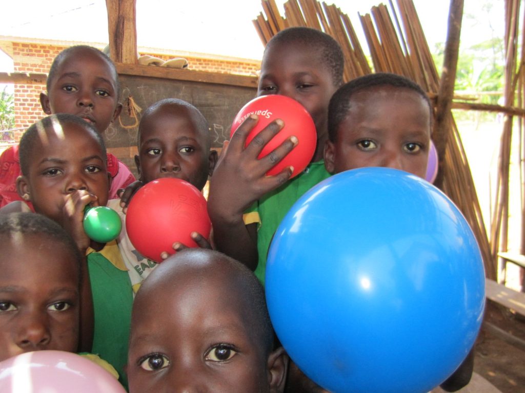Kinder mit bunten Luftballons