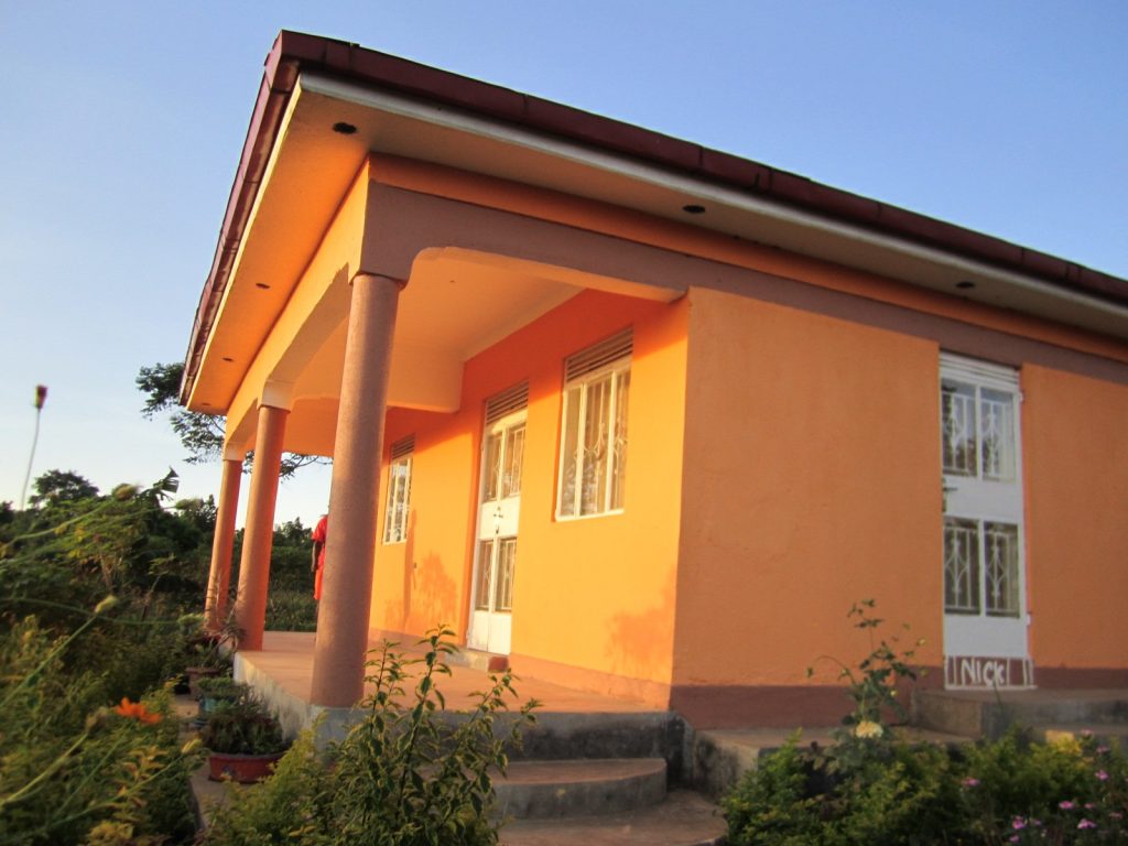 Orangefarbenes Haus im Abendlicht