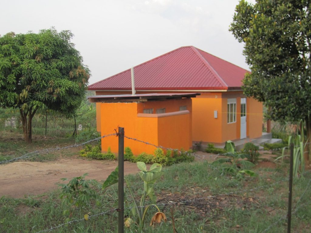 Orangefarbenes Haus mit rotem Dach