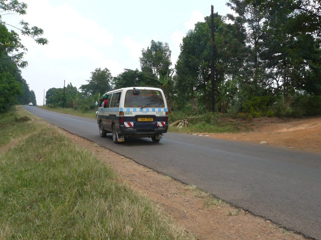 Landstraße mit Minibus
