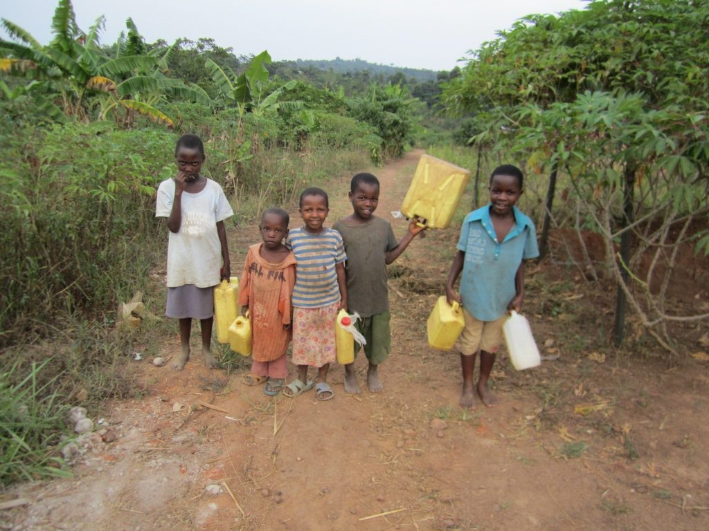 Kinder mit Wasserkanistern