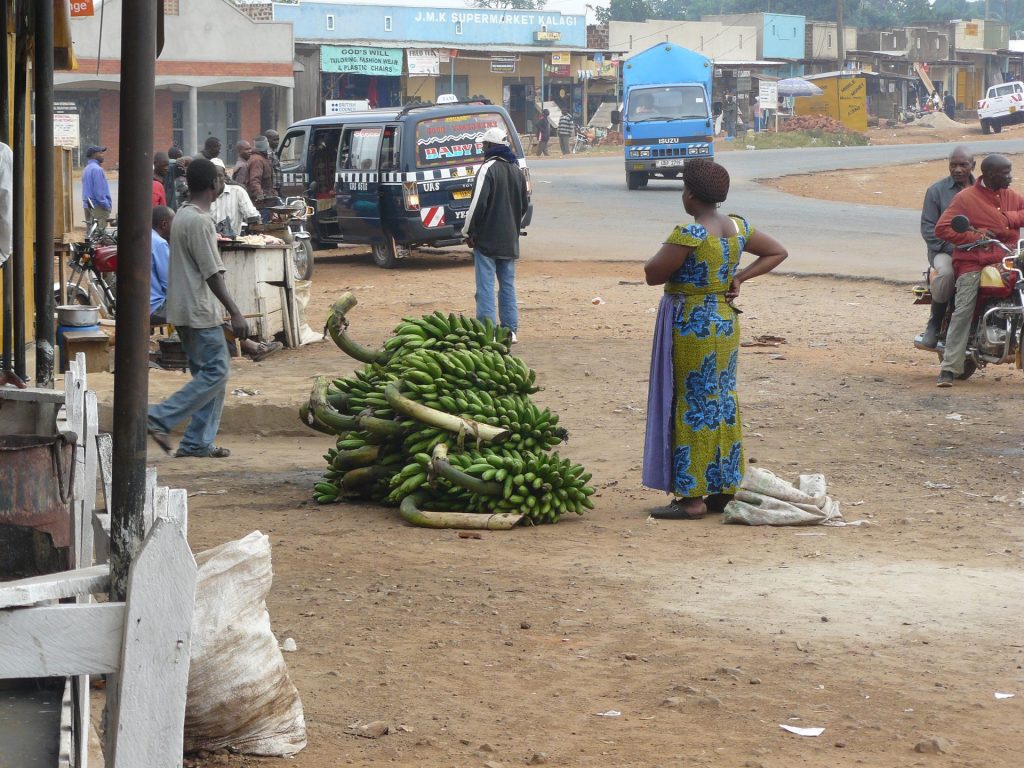 Straßenmarkt mit Kochbananen