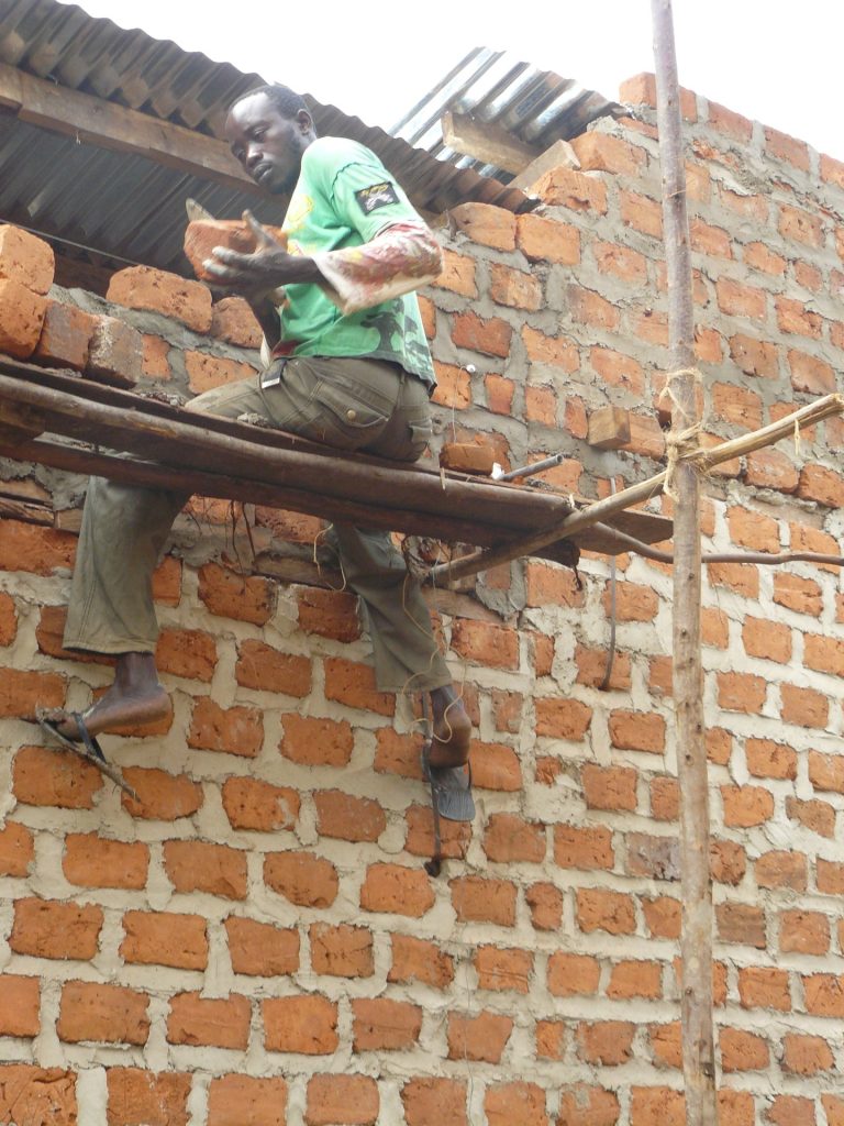 Arbeiter auf der Mauer