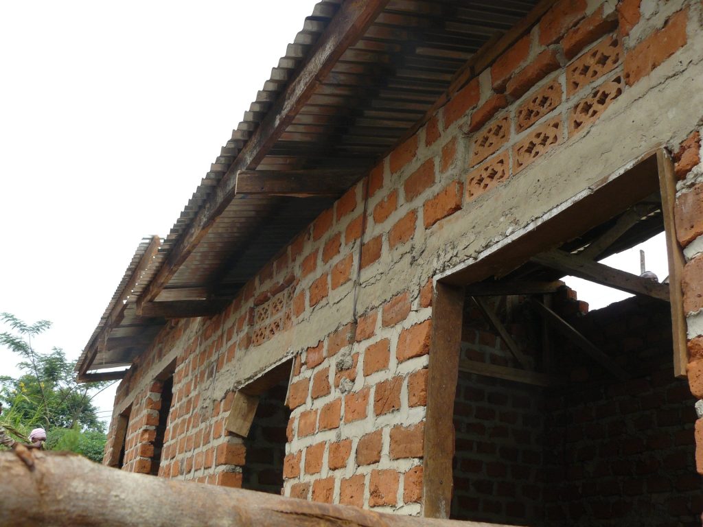 Rohbau mit Wellblechdach
