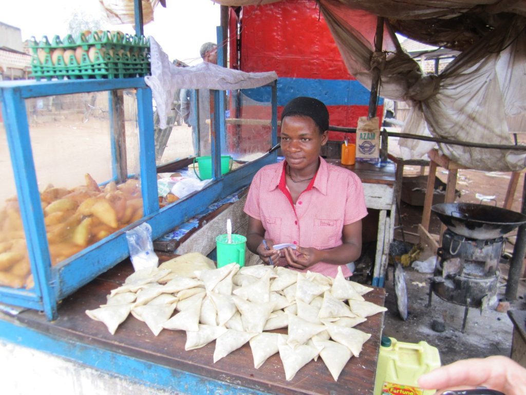 Imbissstand mit Samosas