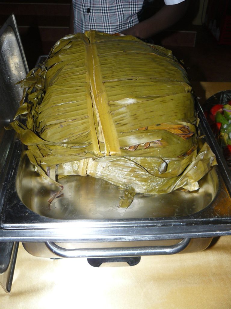 In Bananenblätter gewickeltes Matoke