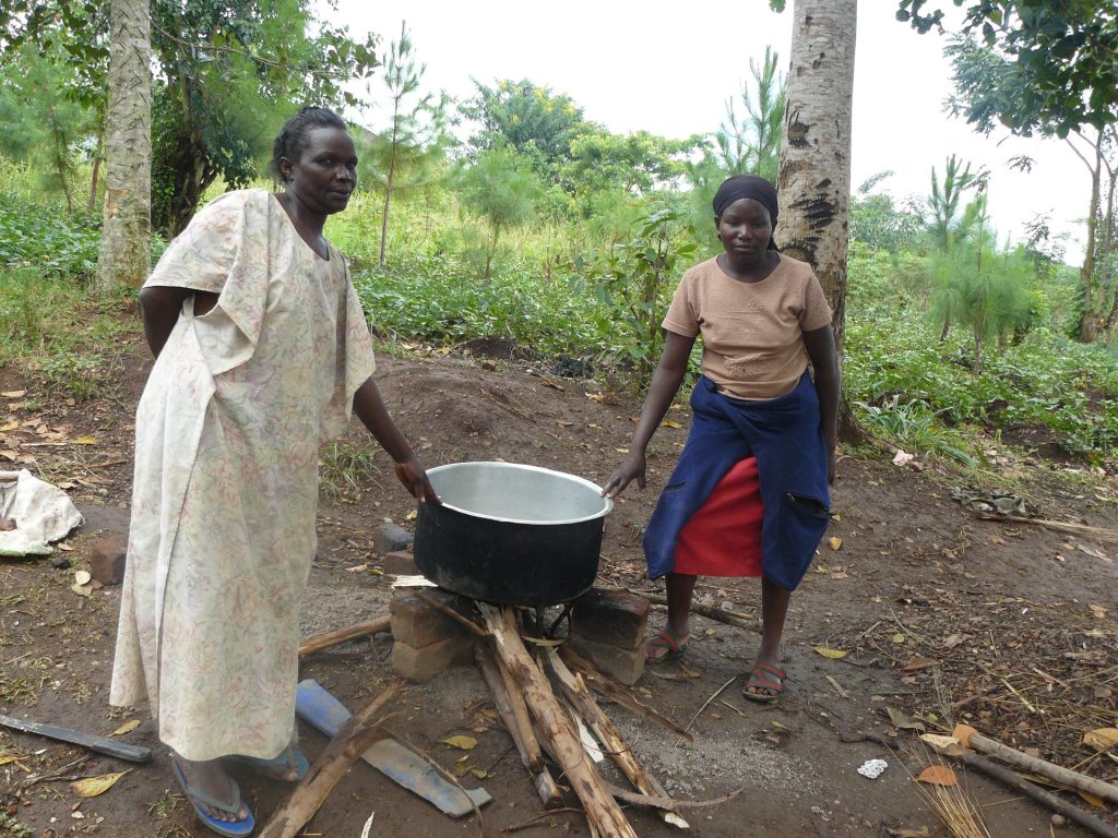 Frauen kochen im Freien