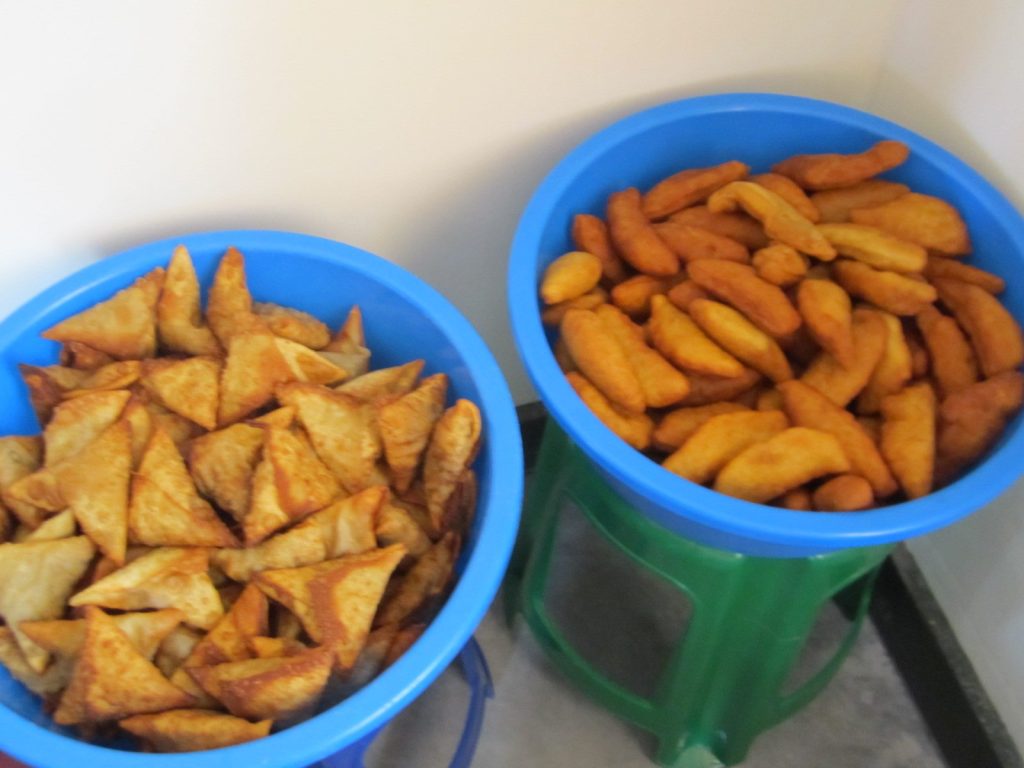 Samosas und Mandazi in Schüsseln