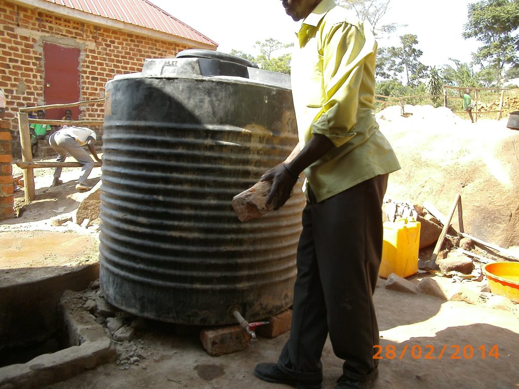 Wassertank wird aufgestellt
