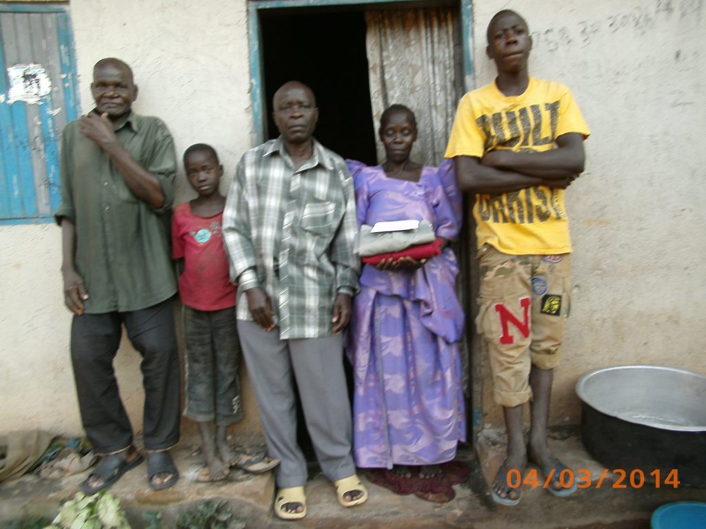Familie vor ihrem Haus