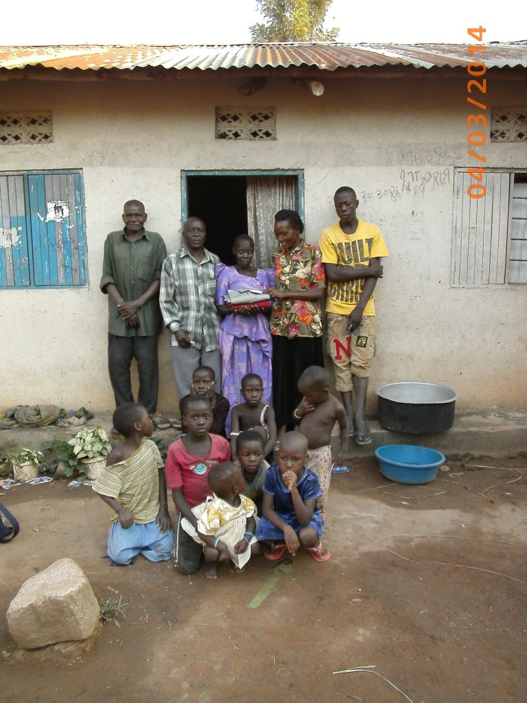 Familie vor ihrem Haus