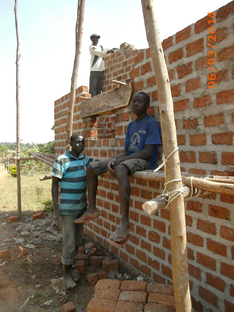 Kinder auf einer Mauer