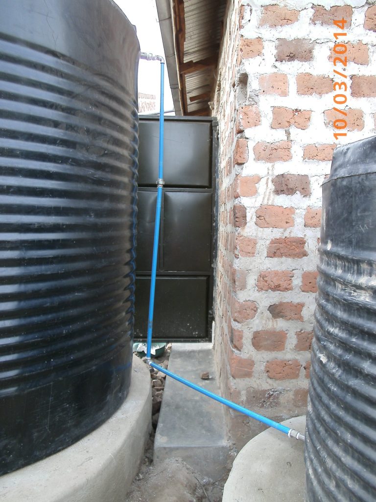 Wassertanks an der Hauswand