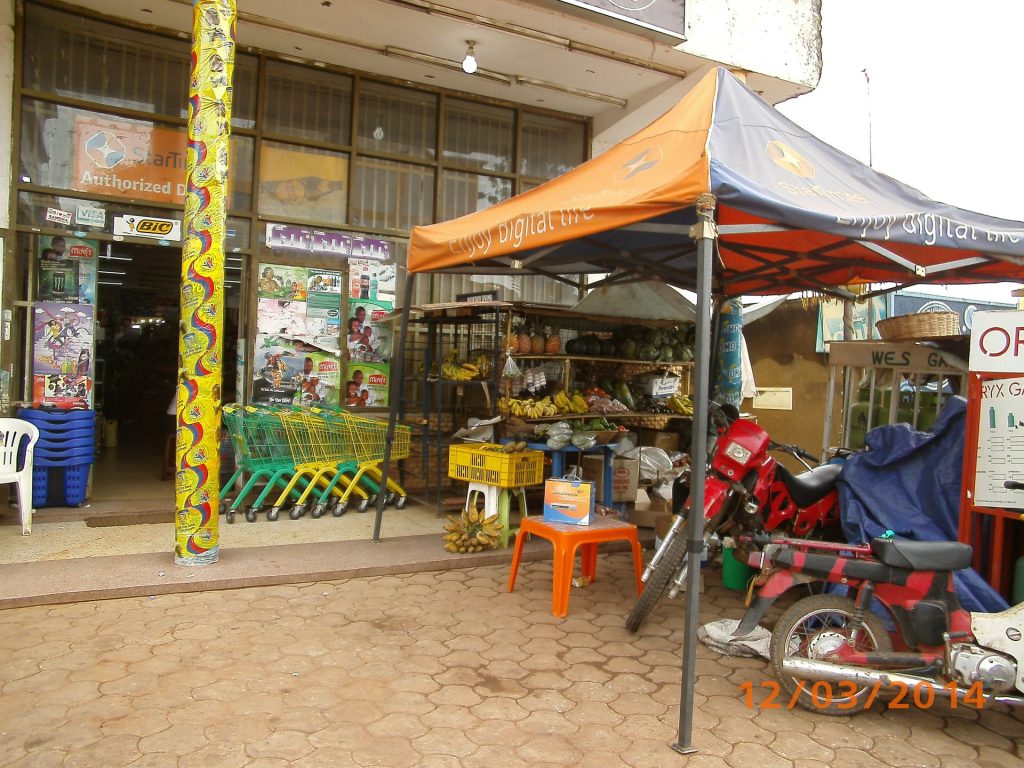 Laden mit Vordach