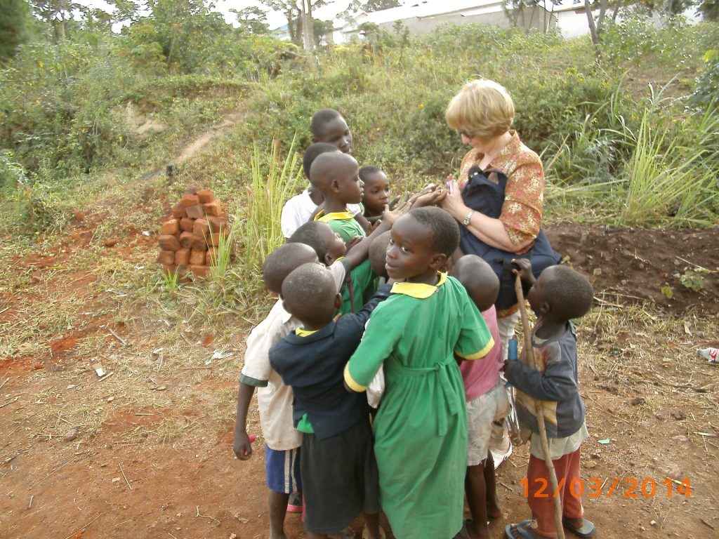 Kinder mit Besucherin