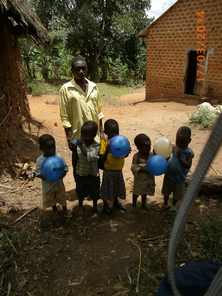 Kinder mit Luftballons