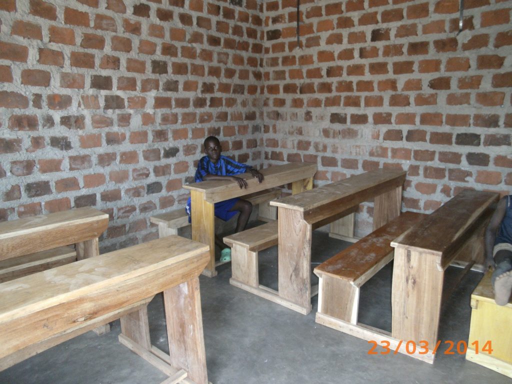 Neue Schulbänke im Klassenraum