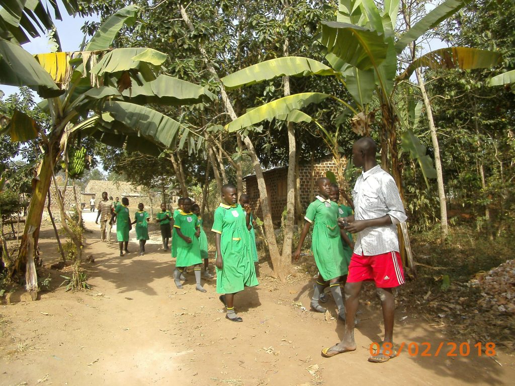 Schulkinder auf dem Weg durch die Bananen