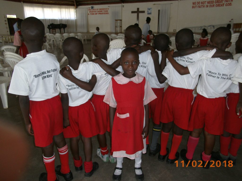 Kinder in roten Uniformen