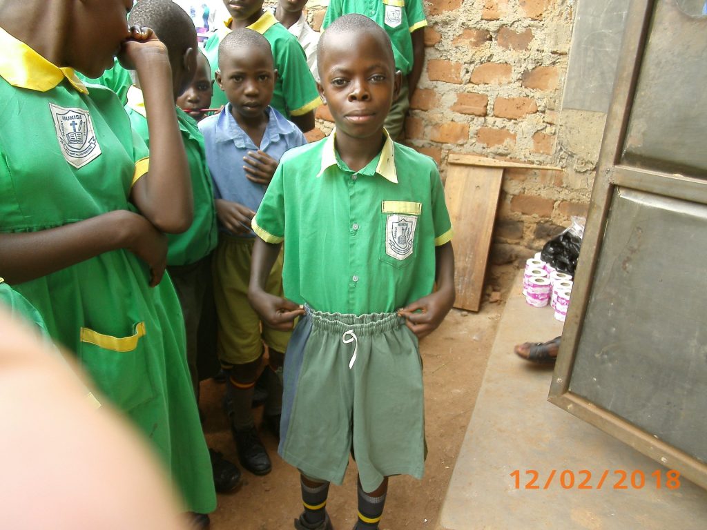 Junge in Schuluniform