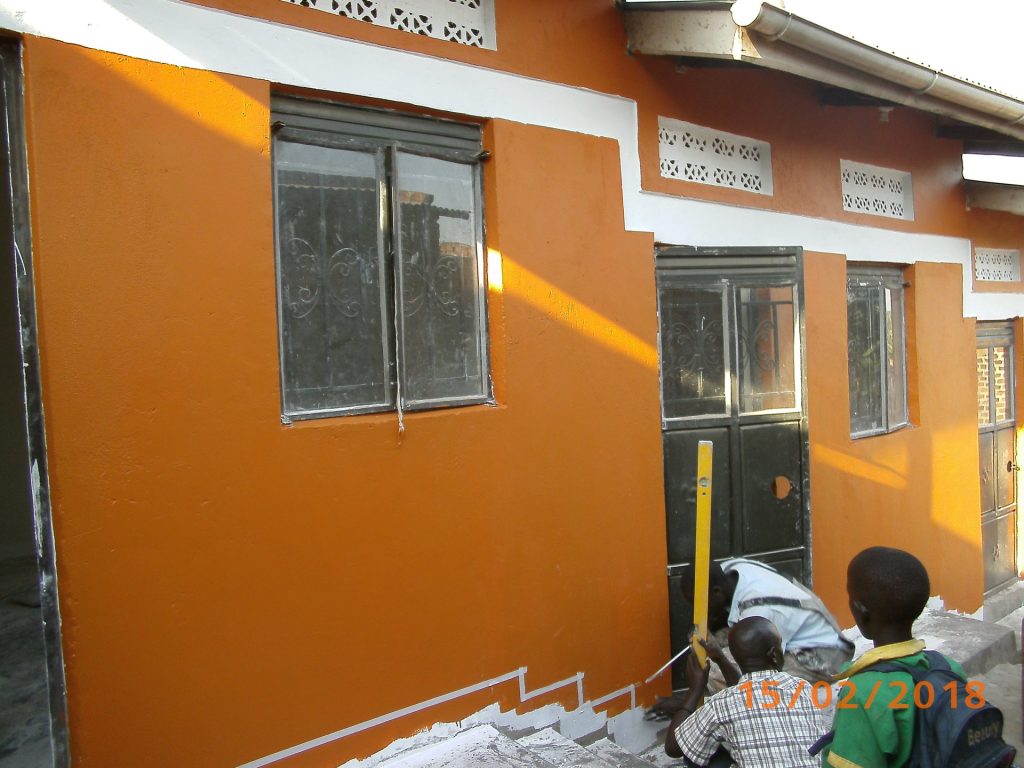 Orange gestrichenes Schulgebäude