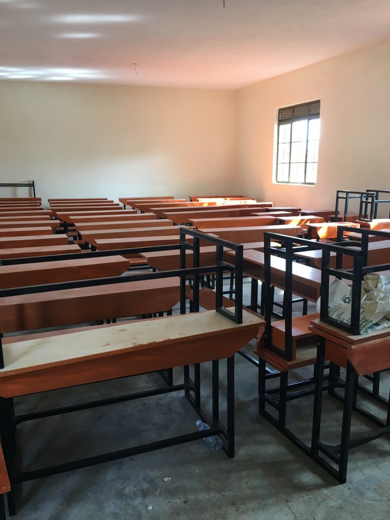Neue Schulbänke im Klassenraum